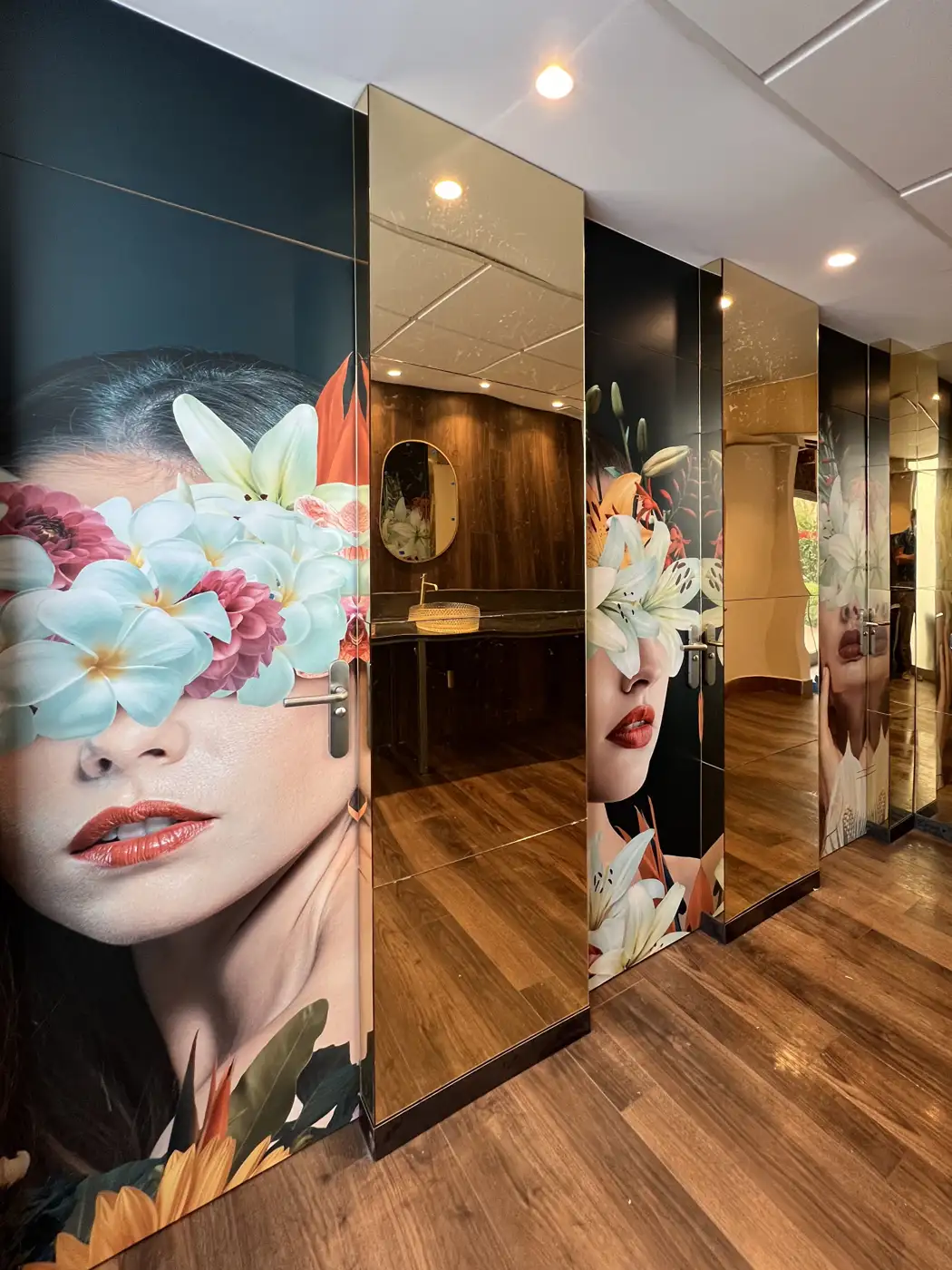 Murales de retratos con flores alternados con espejos de cuerpo entero